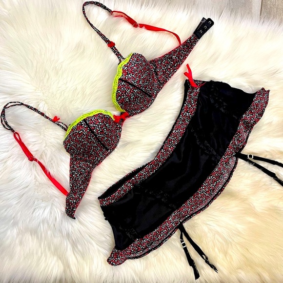 32C/XS Vs Victoria’s Secret Sexy little things Mermaid bra& Guarter ruffle skirt - Picture 2 of 15